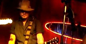 Quizás una de las razones fue el hecho de que Depp volviera a incursionar de lleno en la música. Se le vio tocando en varios clubes del área de Los Angeles con frecuencia.